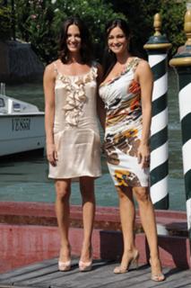 Manuela Arcuri feet photo thumbnail