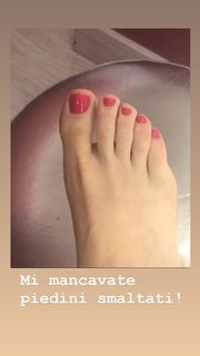 Manuela Arcuri feet photo thumbnail