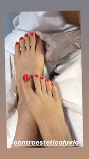 Manuela Arcuri feet photo thumbnail