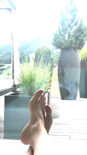 Manuela Arcuri feet photo thumbnail