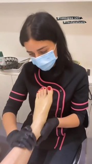 Manuela Arcuri feet photo thumbnail