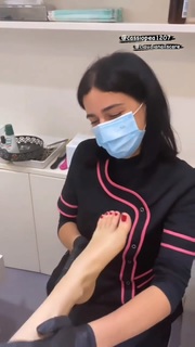Manuela Arcuri feet photo thumbnail