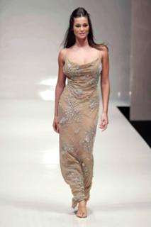 Manuela Arcuri feet photo thumbnail