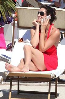 Manuela Arcuri feet photo thumbnail