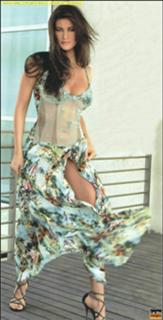 Manuela Arcuri feet photo thumbnail