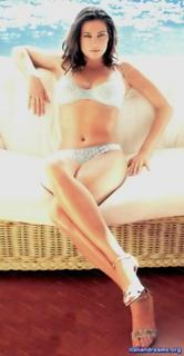 Manuela Arcuri feet photo thumbnail