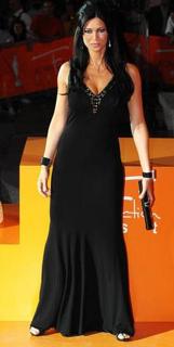 Manuela Arcuri feet photo thumbnail