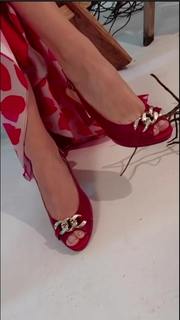 Manuela Arcuri feet photo thumbnail