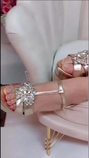 Manuela Arcuri feet photo thumbnail