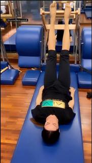 Manuela Arcuri feet photo thumbnail
