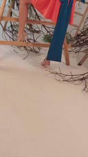 Manuela Arcuri feet photo thumbnail