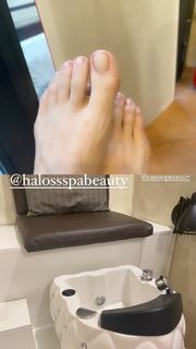 Manuela Arcuri feet photo thumbnail