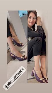 Manuela Arcuri feet photo thumbnail
