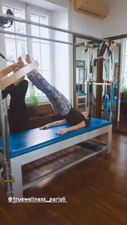 Manuela Arcuri feet photo thumbnail