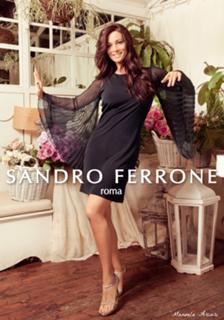 Manuela Arcuri feet photo thumbnail