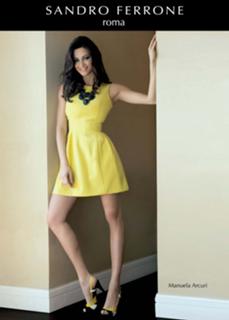 Manuela Arcuri feet photo thumbnail