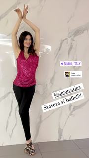 Manuela Arcuri feet photo thumbnail
