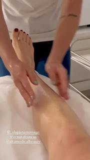 Manuela Arcuri feet photo thumbnail