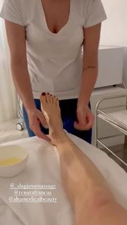Manuela Arcuri feet photo thumbnail