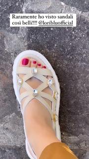 Manuela Arcuri feet photo thumbnail