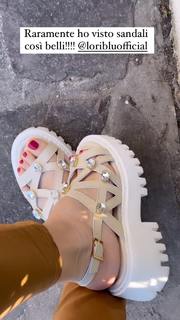 Manuela Arcuri feet photo thumbnail