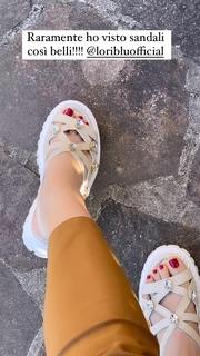 Manuela Arcuri feet photo thumbnail