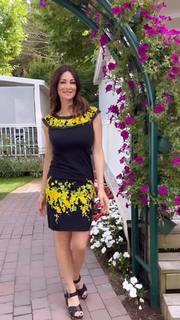 Manuela Arcuri feet photo thumbnail