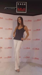 Manuela Arcuri feet photo thumbnail