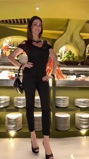 Manuela Arcuri feet photo thumbnail