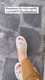 Manuela Arcuri feet photo thumbnail