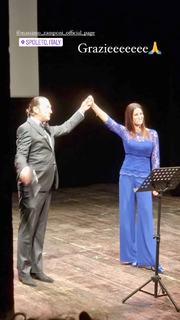 Manuela Arcuri feet photo thumbnail