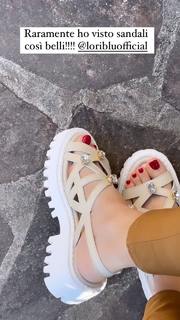 Manuela Arcuri feet photo thumbnail