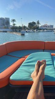 Manuela Arcuri feet photo thumbnail