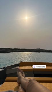 Manuela Arcuri feet photo thumbnail