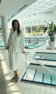 Manuela Arcuri feet photo thumbnail