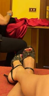 Manuela Arcuri feet photo 2