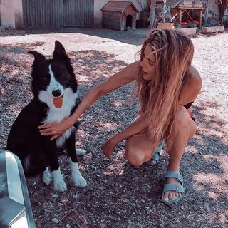 Manuela Velasco feet photo thumbnail