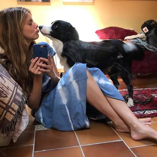 Manuela Velasco feet photo thumbnail