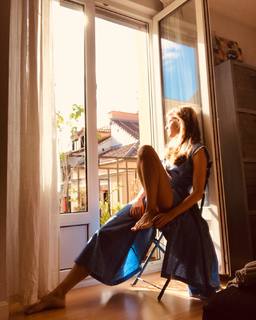Manuela Velasco feet photo thumbnail