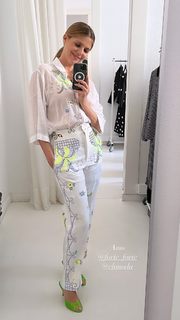 Manuela Velasco feet photo thumbnail