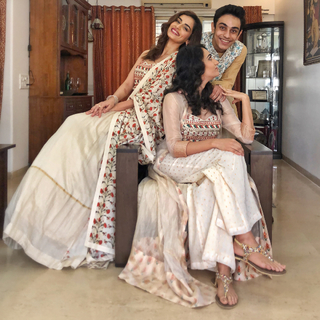 Manushi Chhillar feet photo thumbnail