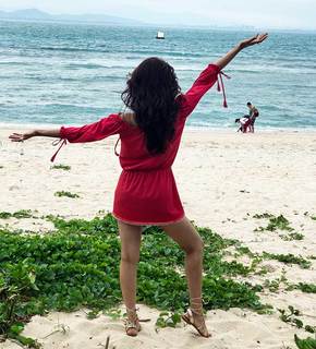 Manushi Chhillar feet photo thumbnail