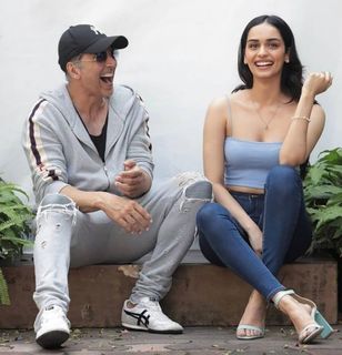 Manushi Chhillar feet photo thumbnail