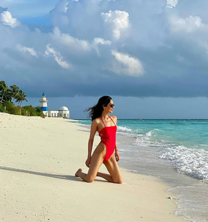 Manushi Chhillar feet photo thumbnail