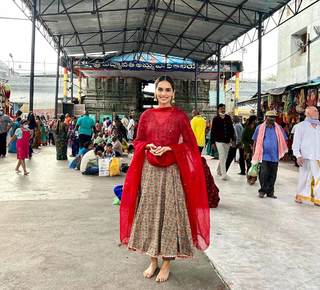 Manushi Chhillar feet photo thumbnail