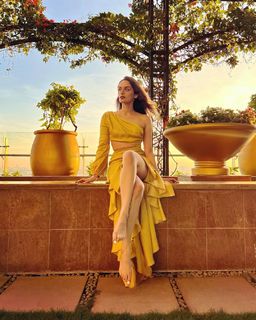 Manushi Chhillar feet photo thumbnail