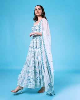 Manushi Chhillar feet photo thumbnail