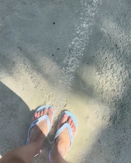 Manushi Chhillar feet photo thumbnail