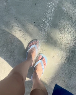 Manushi Chhillar feet photo thumbnail