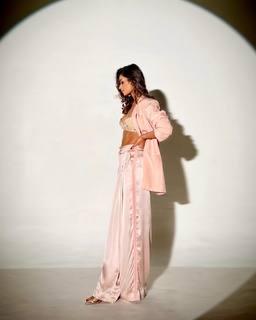 Manushi Chhillar feet photo thumbnail